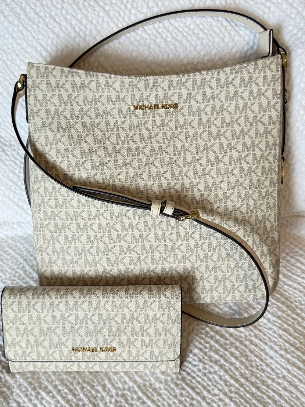 Michael Kors Logo Trifold Wallet - Picture 8 of 9